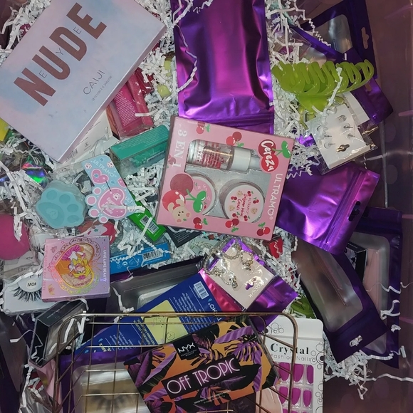 Lucky makeup scoop mystery box - Picture 1 of 2